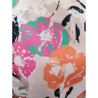 Elegancka bluzka z kwiatowym wzorem i dekoltem na plecach